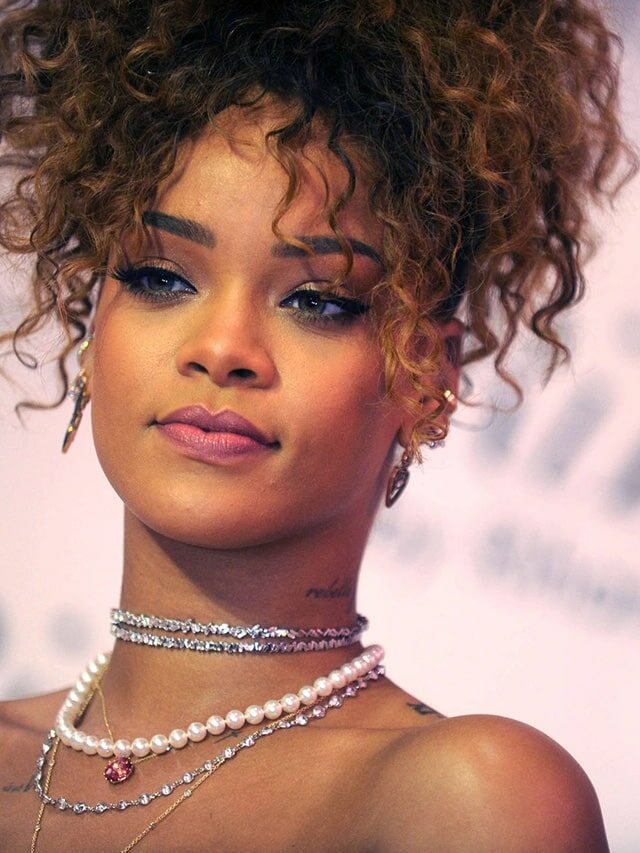 5 Things about Rihanna you should know.