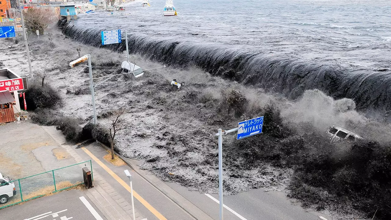 Japan Faces First Tsunami Waves Following 7.6 Quake