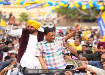 Arvind Kejriwal Leads Massive Roadshow in Delhi