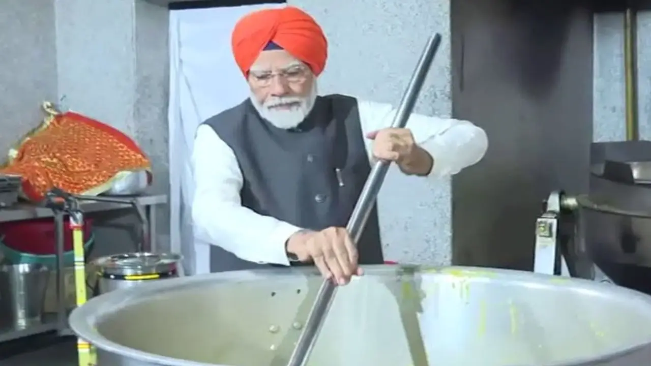 PM Modi serving langar at Gurudwara Patna Sahib