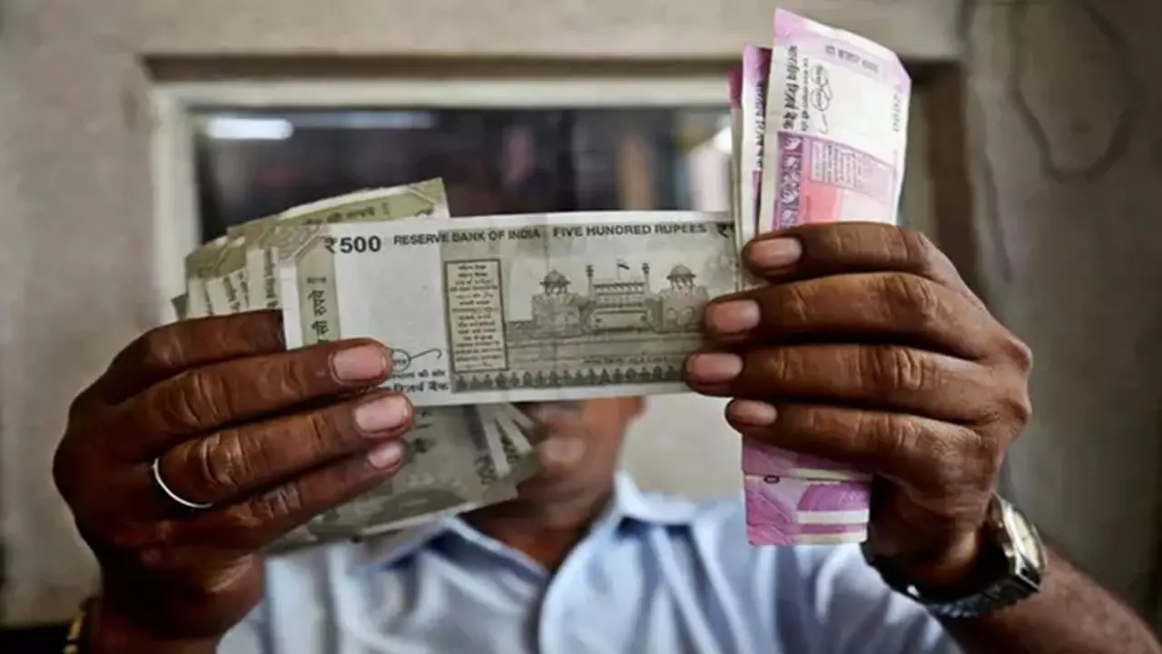 UP Man Receives ₹9,999 Crore Due to Bank Glitch