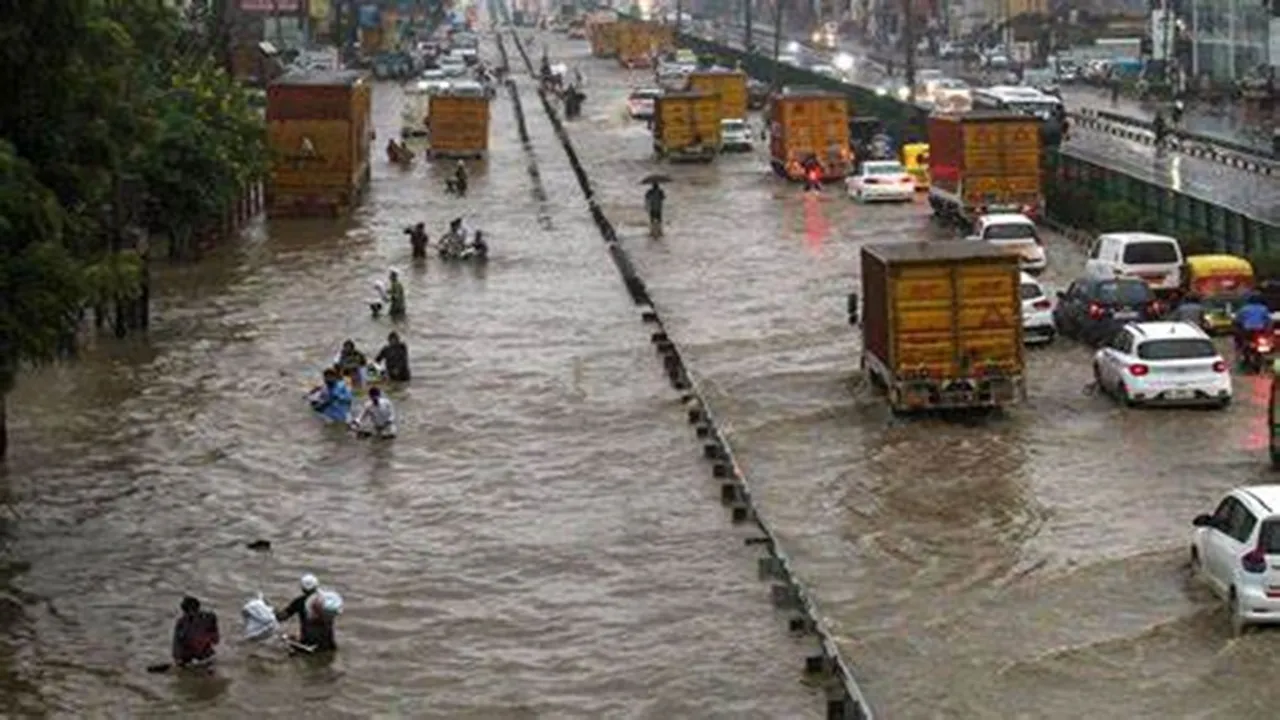 Heavy Rainfall in Delhi Leads to Widespread Waterlogging