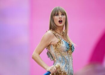 Taylor swift ties beyounce record