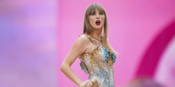 Taylor swift ties beyounce record