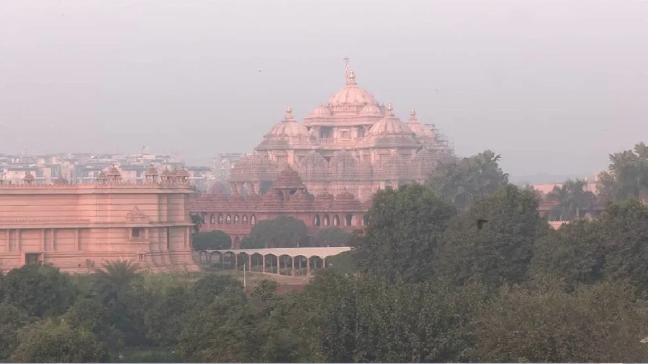 Post-Diwali Smog Chokes Delhi Air Quality