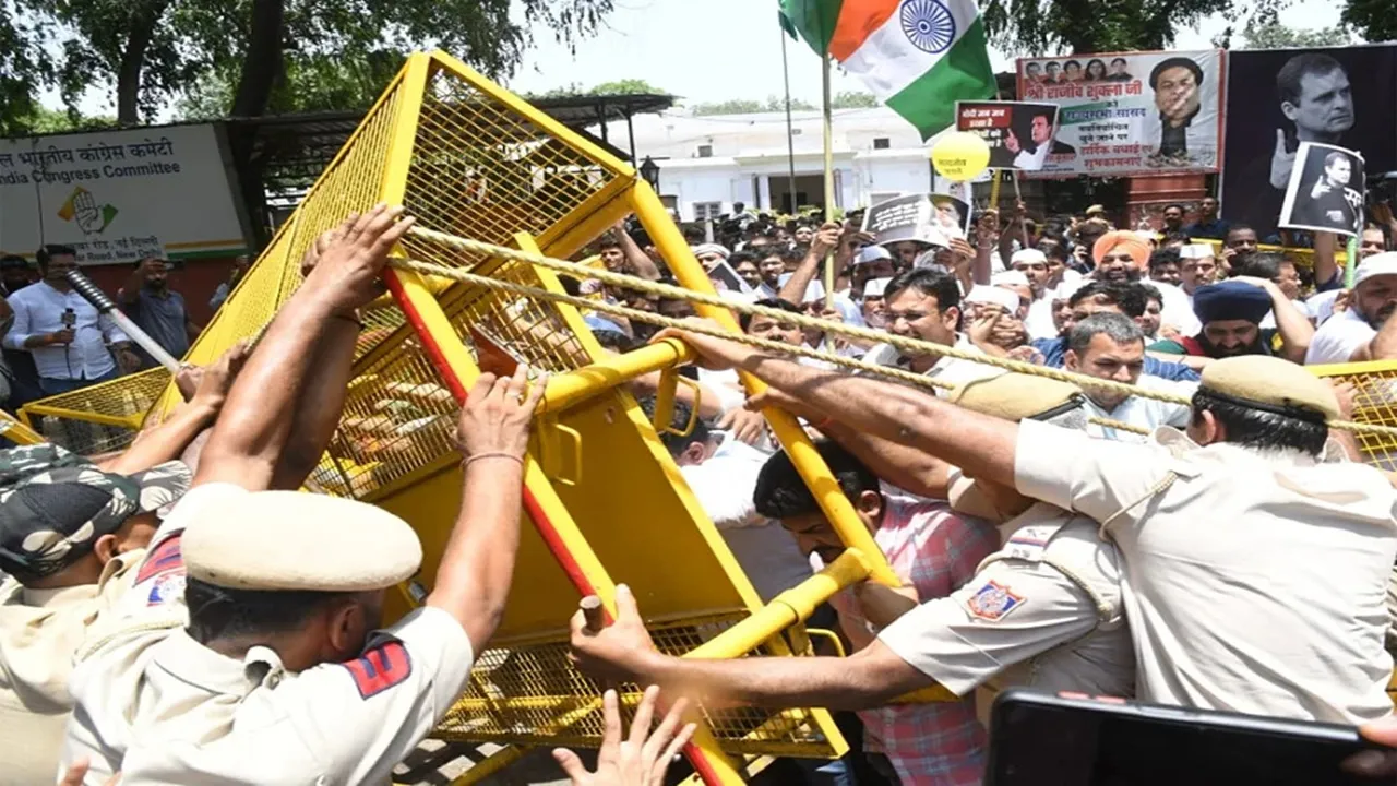 Congress Leaders Clash With Police