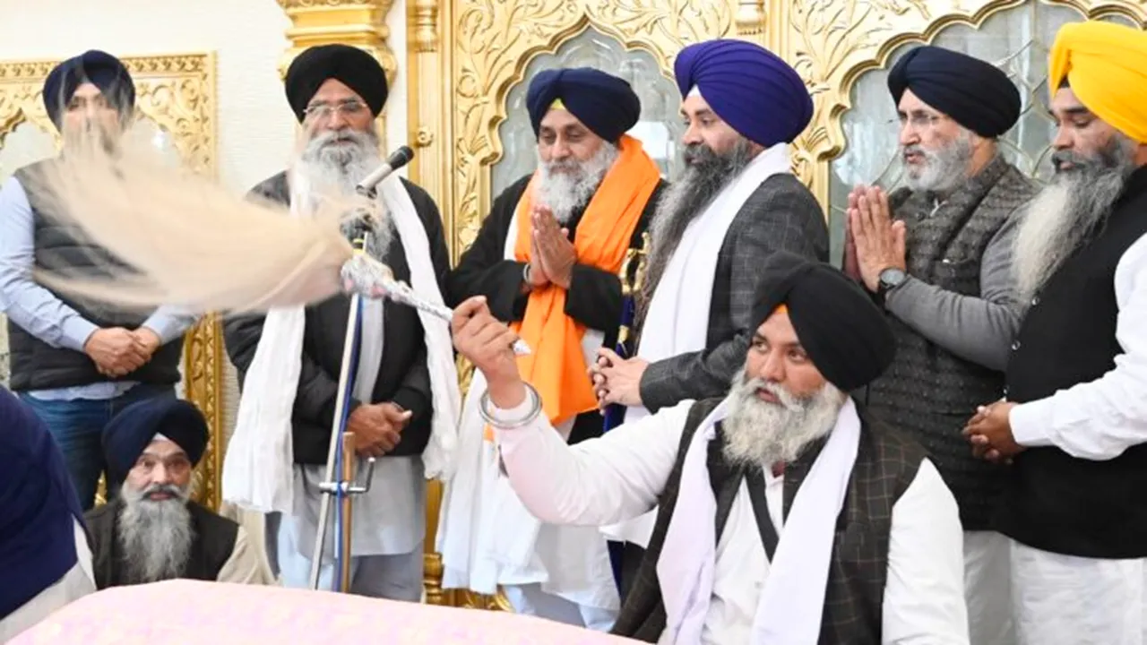 Sukhbir Singh Badal Performs 'Sewadar' Duty